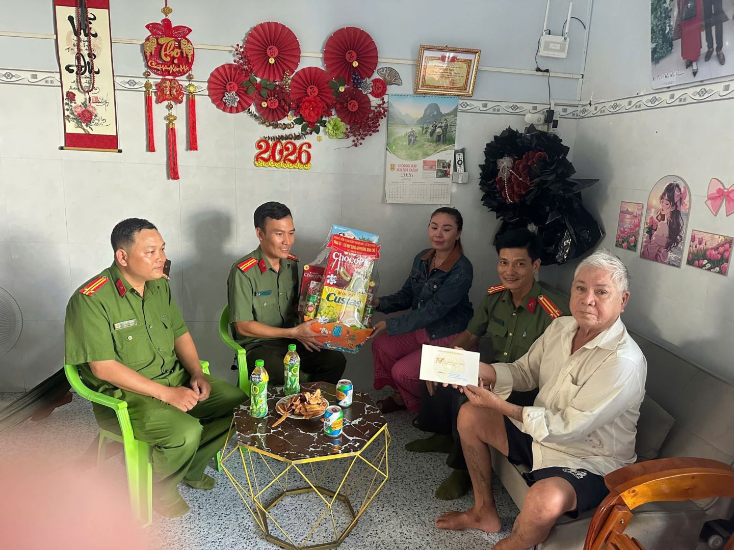 Chỉ huy Công an phường Ninh Chử thăm, tặng quà các gia đình chính sách