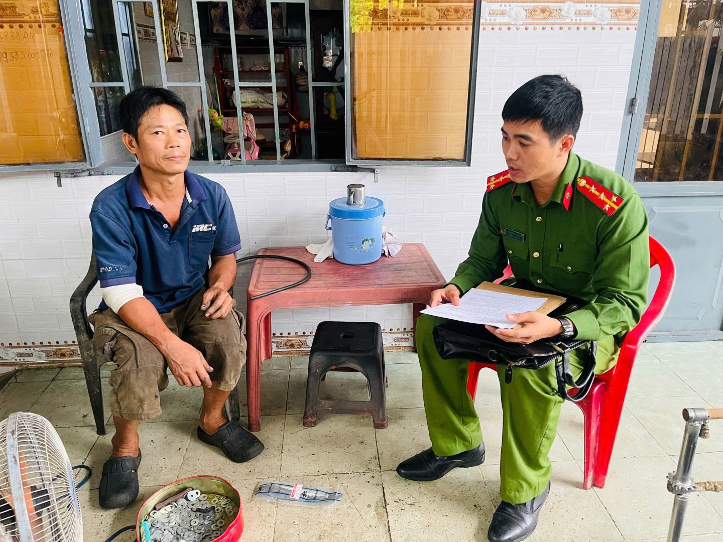 Công an phường làm việc với các cơ sở sửa chữa xe trên địa bàn