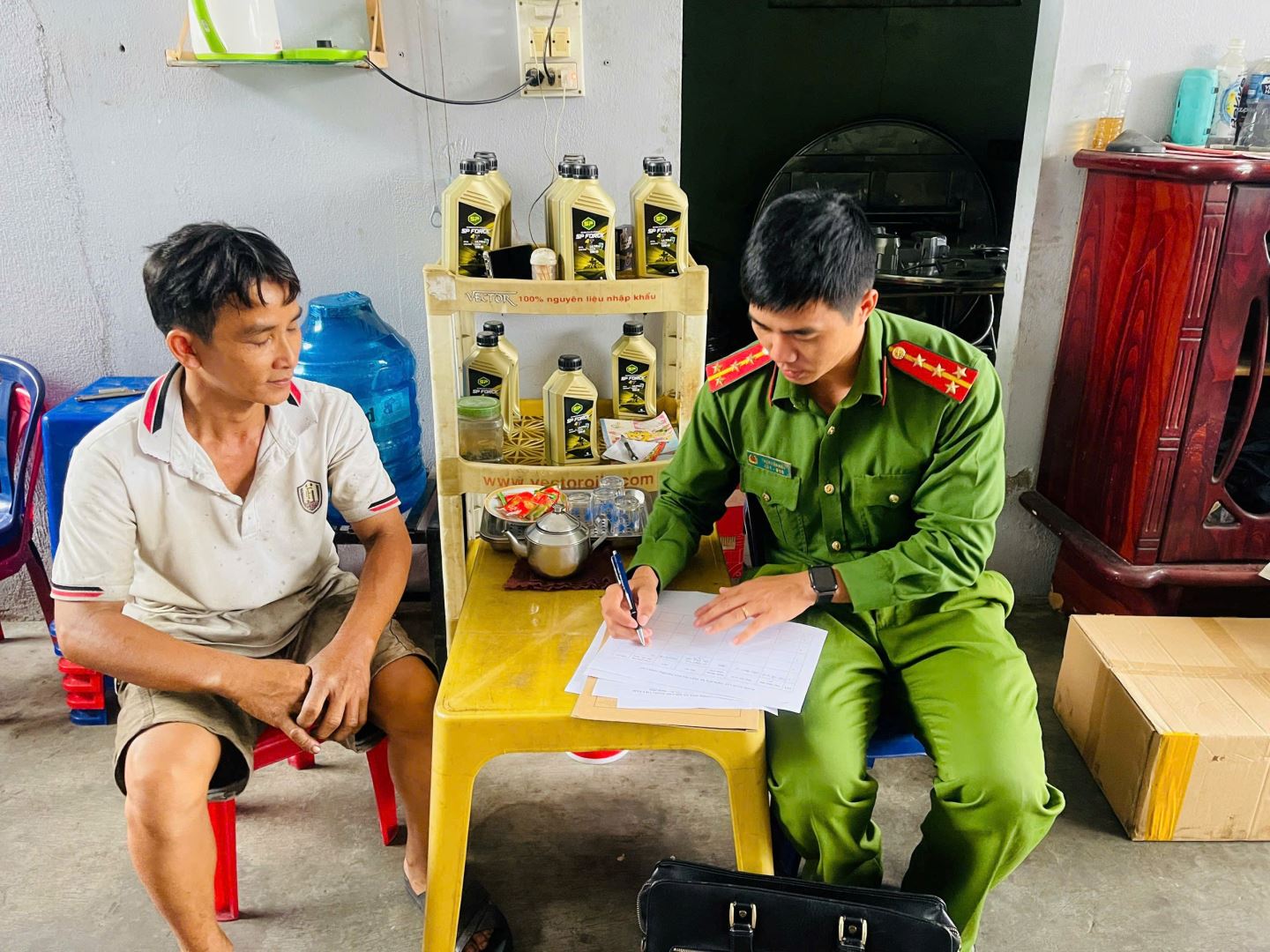 Công an phường làm việc với các cơ sở sửa chữa xe