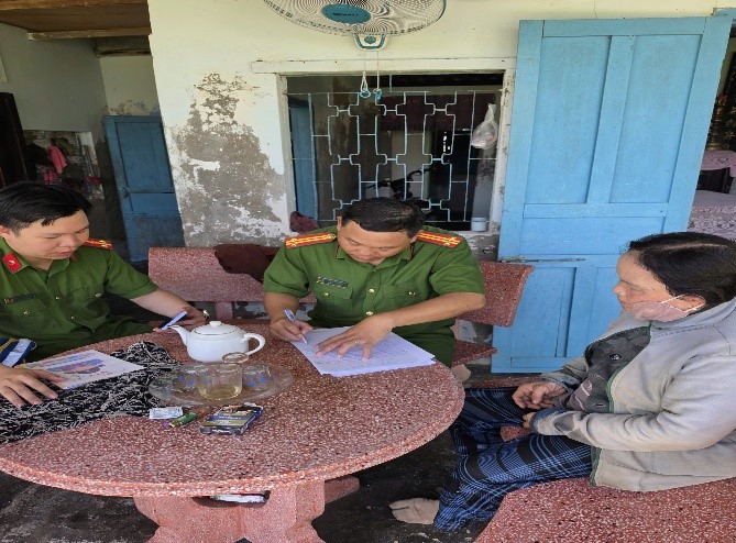 Công an phường Ninh Chử hỗ trợ thu nhận mẫu ADN thân nhân liệt sĩ