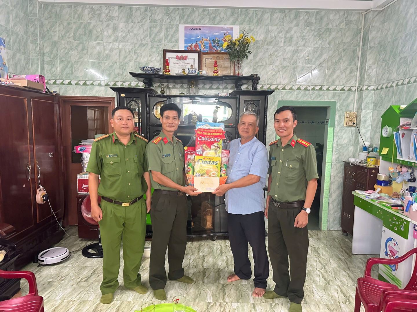 Chỉ huy Công an phường Ninh Chử thăm, tặng quà các gia đình chính sách