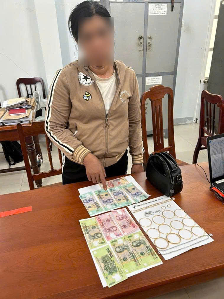  Đối tượng N.T.N.T và tang vật tại cơ quan Công an
