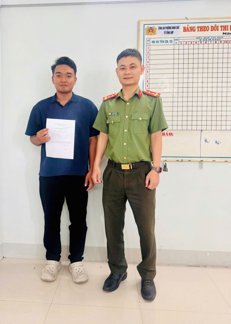 Thanh niên tự nguyện viết đơn đăng ký tham gia nghĩa vụ Công an nhân dân năm 2027