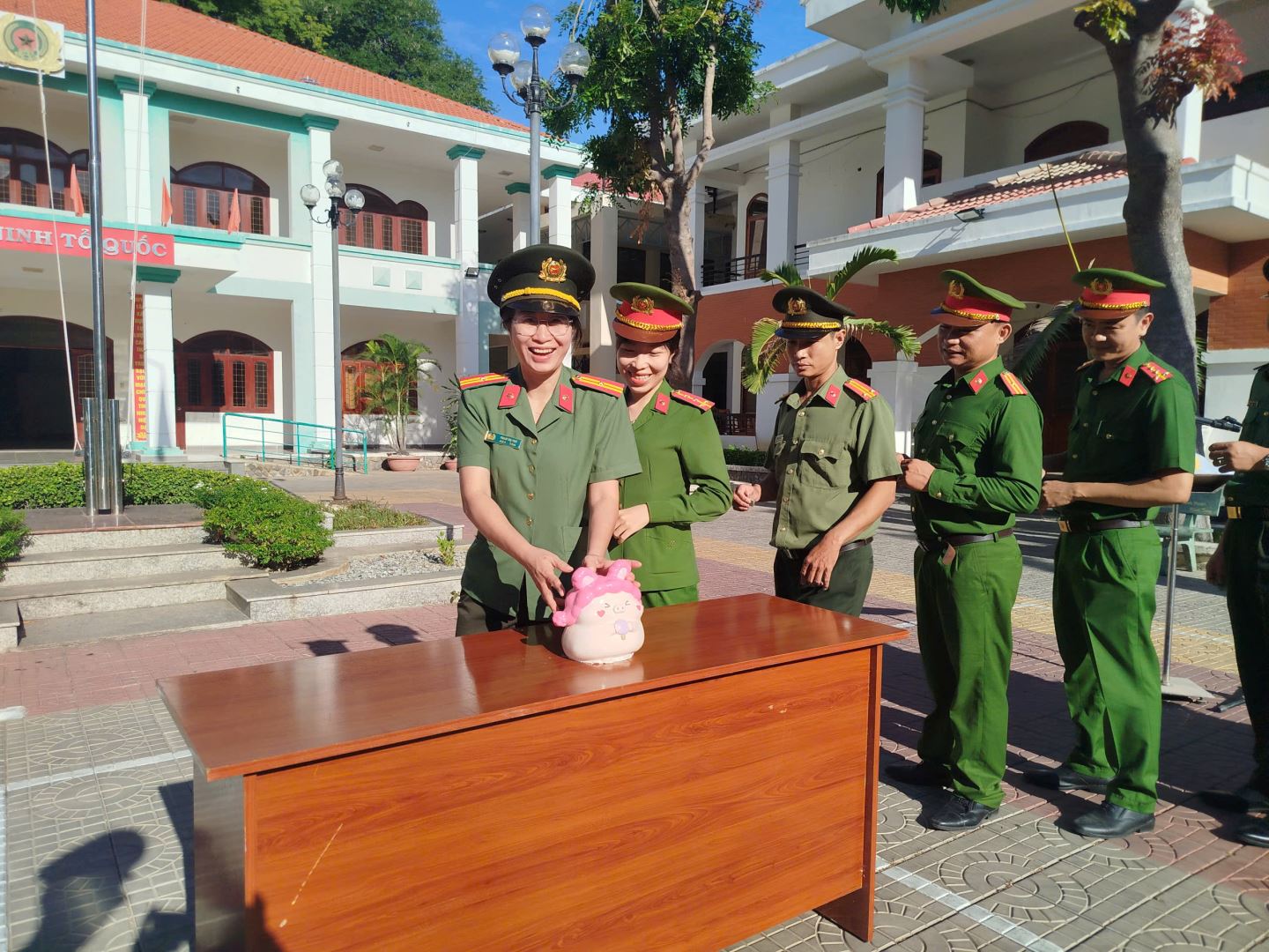 Cán bộ, chiến sĩ Công an phường hưởng ứng phong trào Nuôi heo vàng yêu thương
