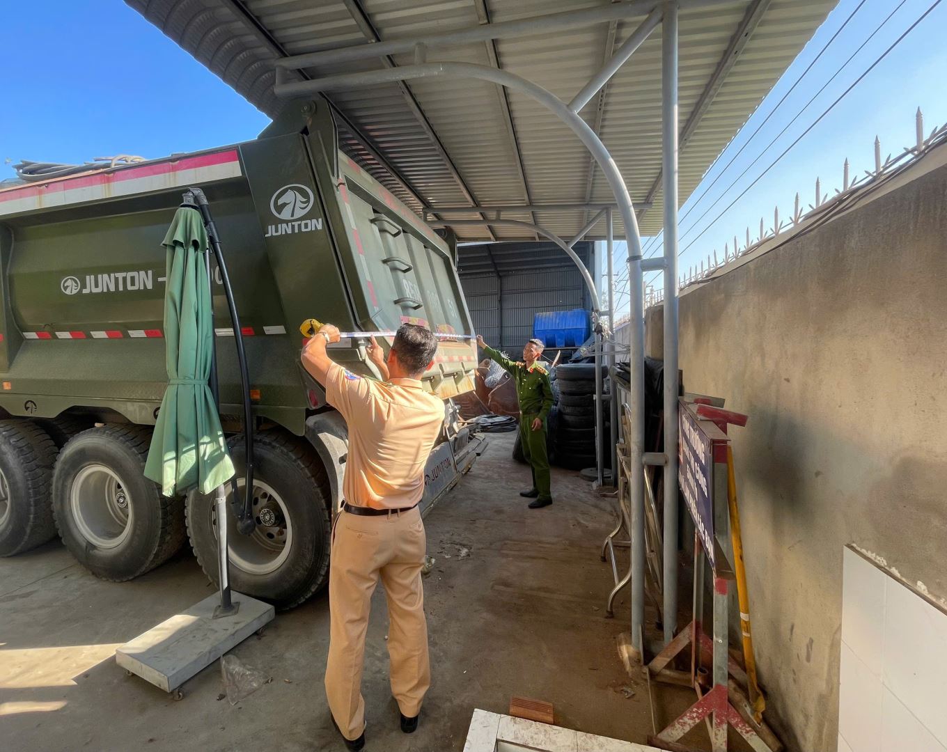 Công an phường Phan Rang phối hợp phòng Cảnh sát giao thông kiểm tra phương tiện