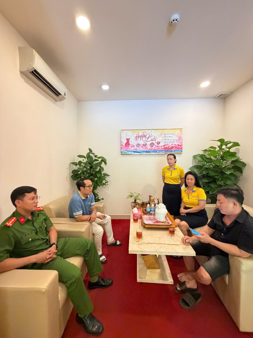 Công an phường Phan Rang và cán bộ ngân hàng vận động, giải thích cho nạn nhân.