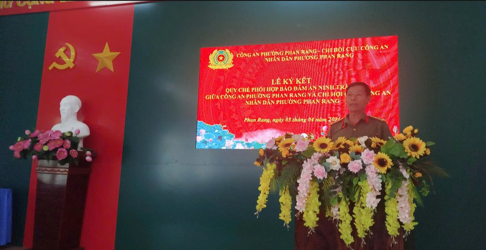 Đồng chí Đại tá Ngô Văn Bé - Phó chủ tịch hội cựu CAND tỉnh Khánh Hoà phát biểu tại buổi lễ