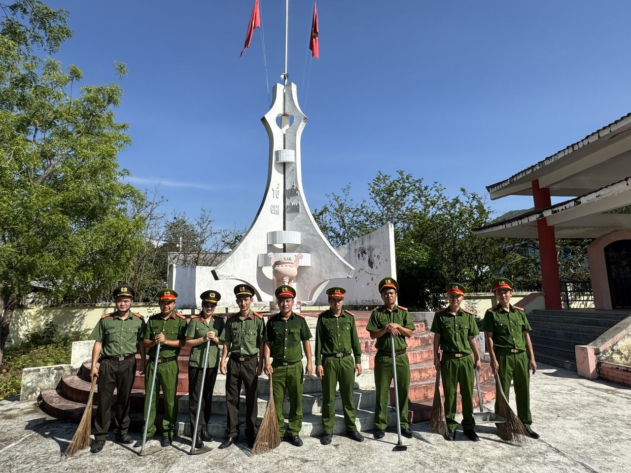 Đoàn viên tổ chức dọn vệ sinh tại đài viếng nghĩa trang liệt sĩ