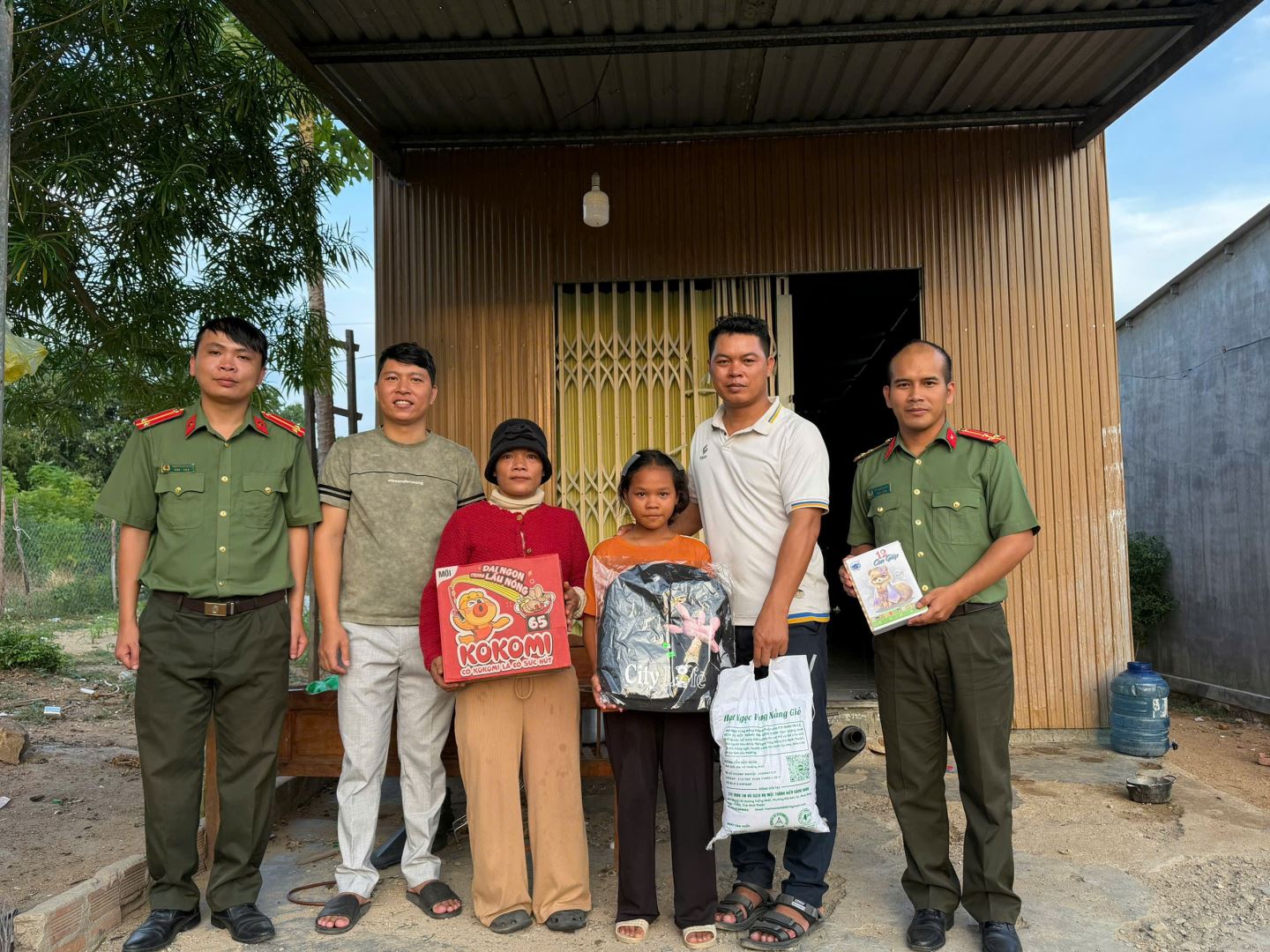Chi đoàn Công an xã thăm và tặng quà cho các em học sinh có hoàn cảnh khó khăn