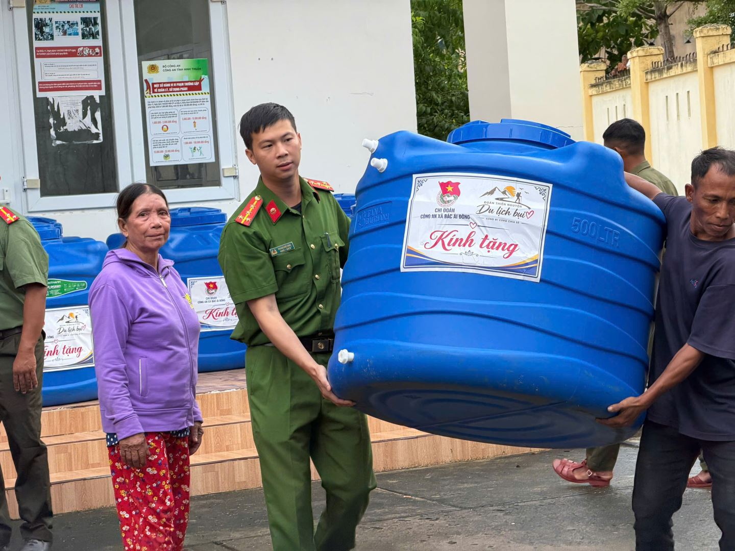 Chi đoàn Công an xã gửi tặng người dân bồn chứa nước