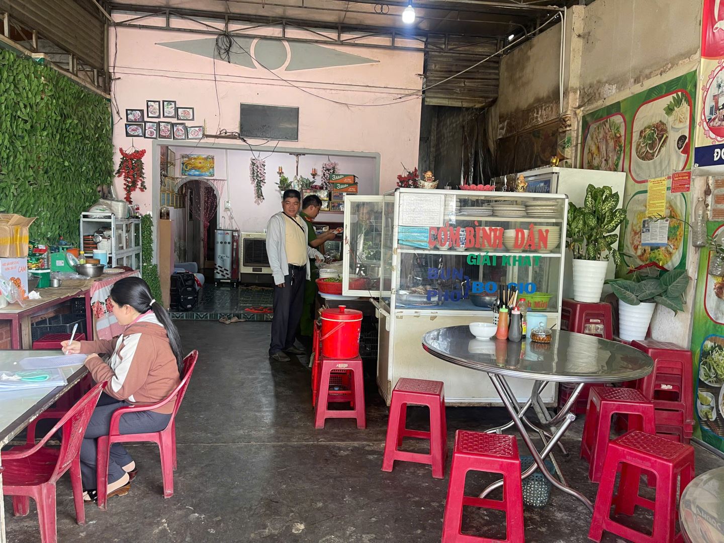 Qua kiểm tra còn tuyên truyền nâng cao nhận thức của các chủ cơ sở 