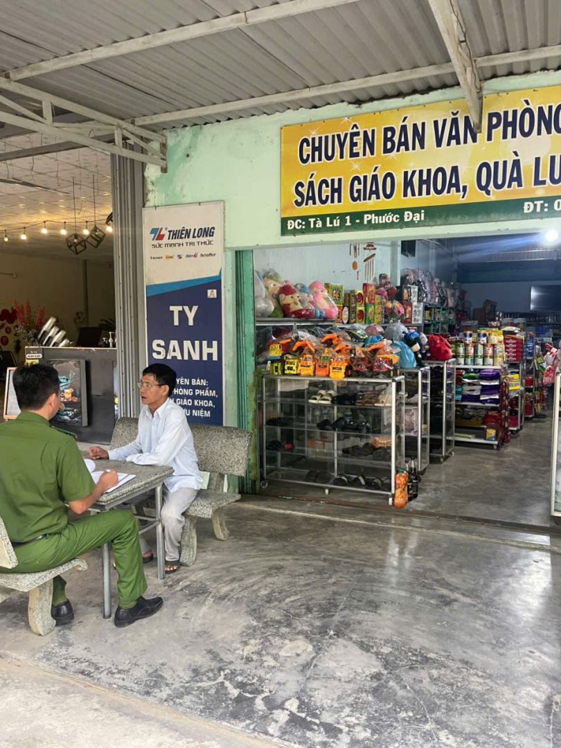 Cán bộ tổ PCTP, Công an xã Bác Ái Đông tuyên truyền đến chủ cơ sở kinh doanh tạp hóa