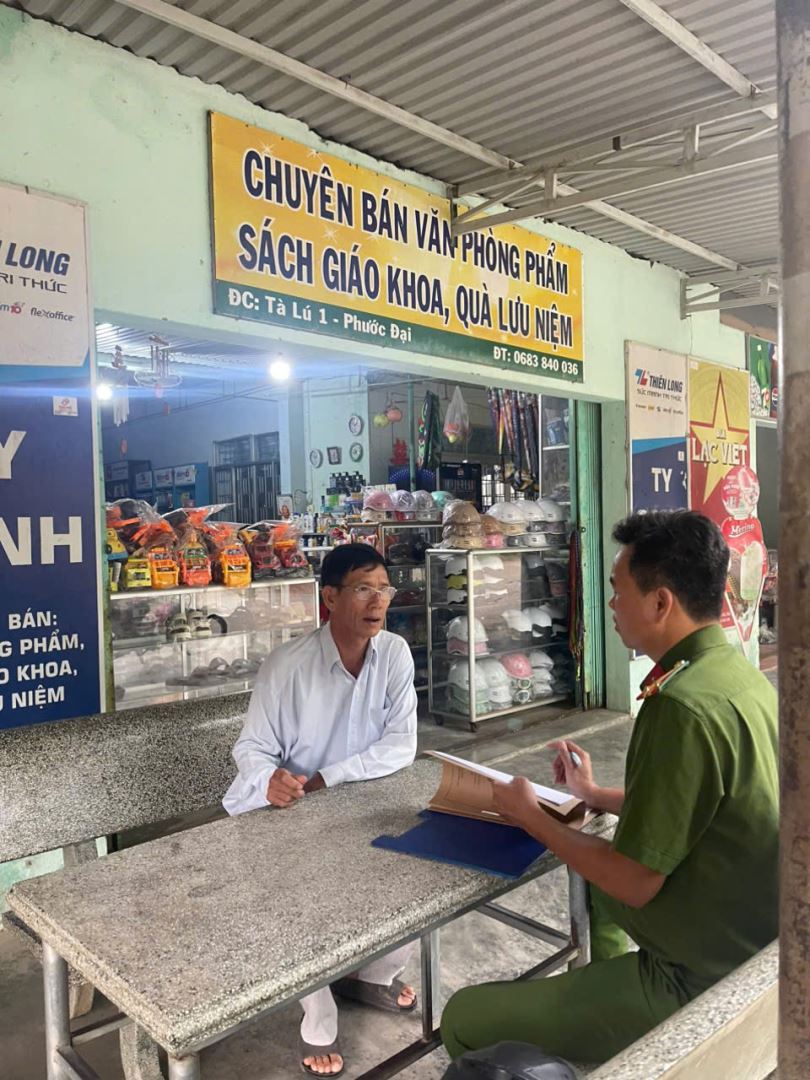 Cán bộ tổ PCTP, Công an xã Bác Ái Đông tuyên truyền đến chủ cơ sở kinh doanh tạp hóa
