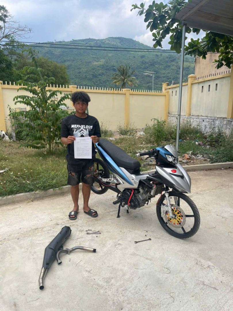 Hình ảnh công dân giao nộp pô xe độ chế
