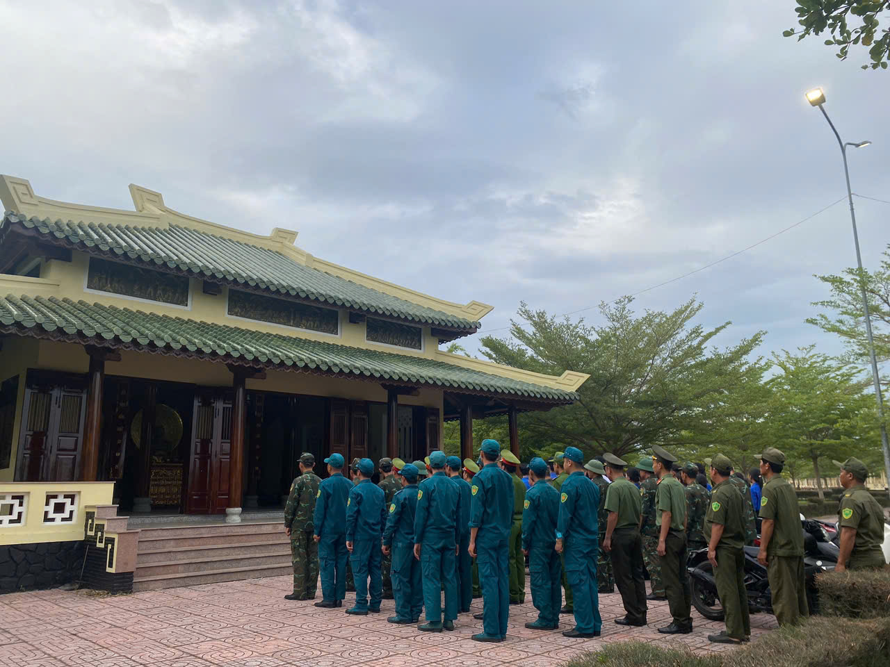 Các đại biểu cùng lực lượng vũ trang, nhân dân địa phương đã thành kính tổ chức lễ dâng hoa, dâng hương, dành phút mặc niệm tưởng nhớ đối với các Anh hùng Liệt sĩ