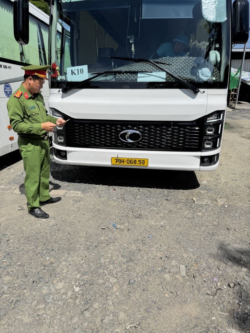 Lực lượng Công an xã tiến hành kiểm tra phương tiện