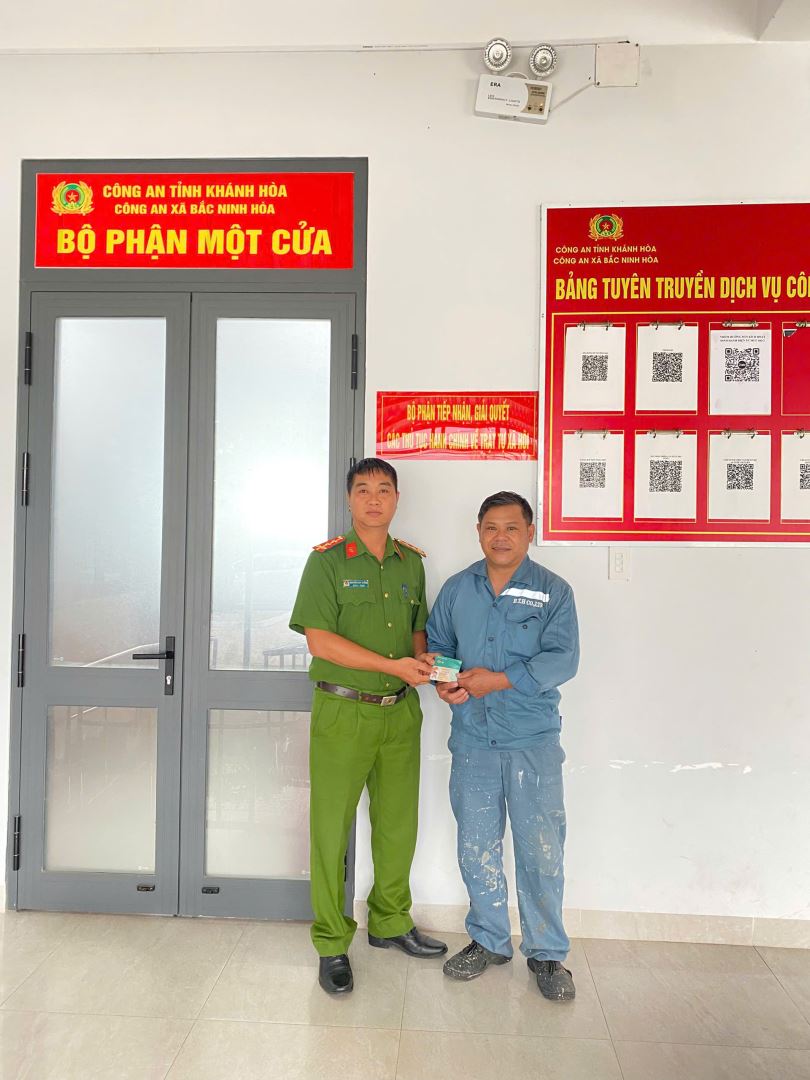 CBCS Công an xã trao trả tài sản cho công dân