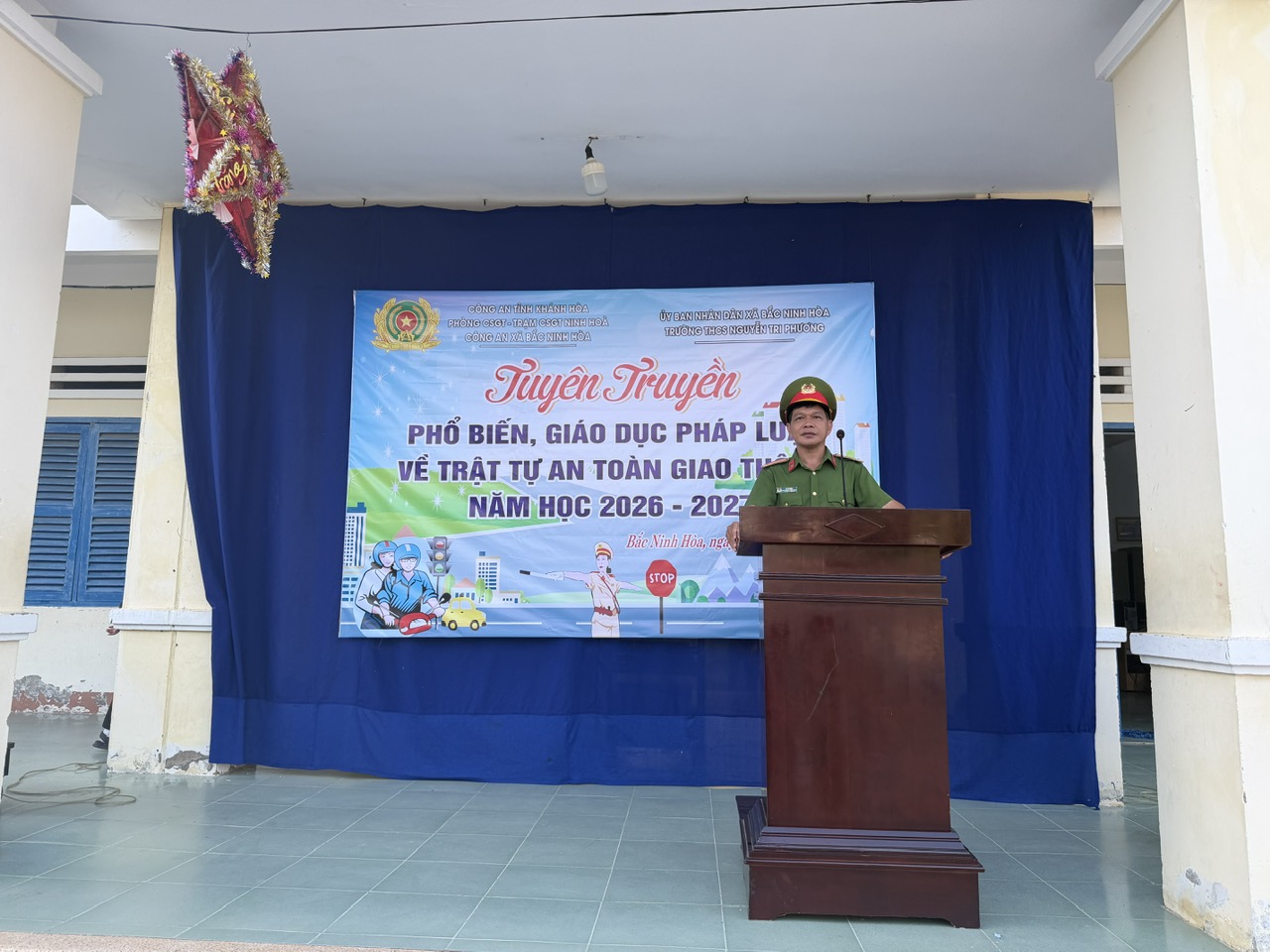 Cán bộ Công an xã tuyên truyền các nội dung về trật tự an toàn giao thông