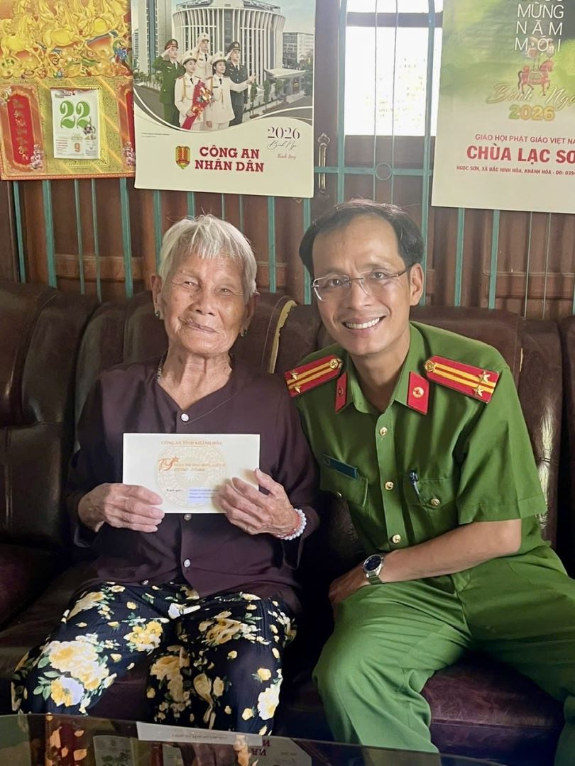 Lãnh đạo Công an xã thăm các gia đình chính sách