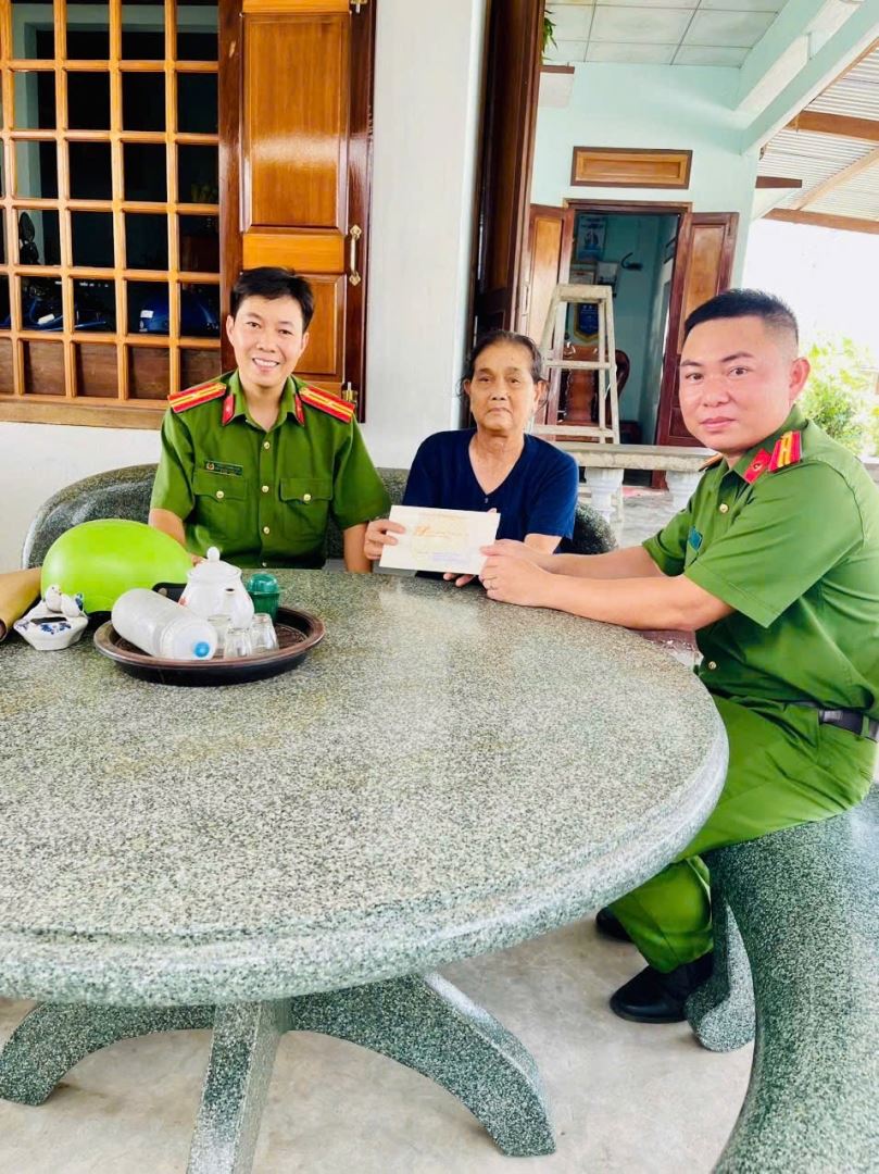 Lãnh đạo Công an xã thăm các gia đình chính sách