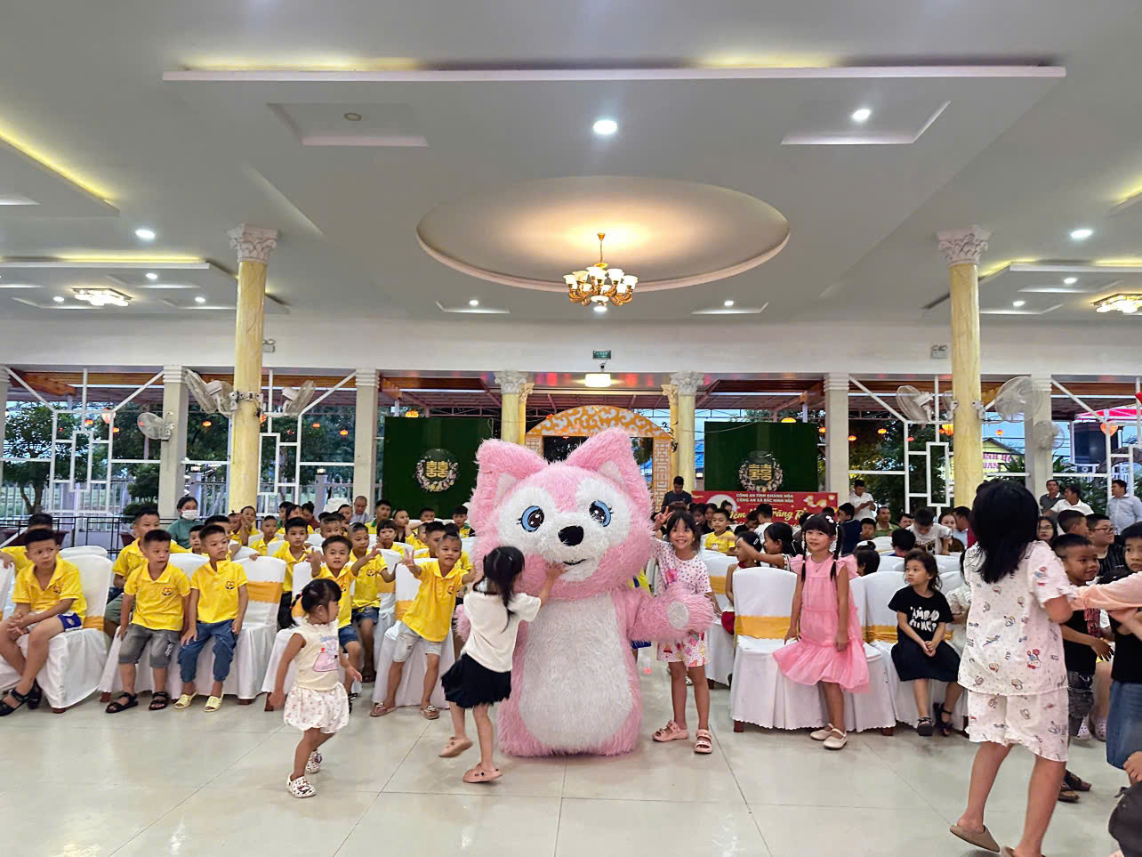 Các em nhỏ giao lưu cùng các nhân vật