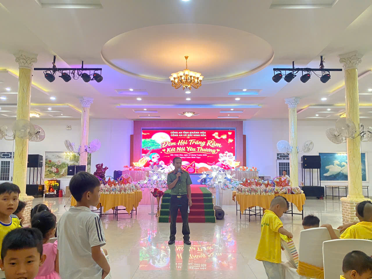 Chỉ huy Công an xã phát biểu tại chương trình