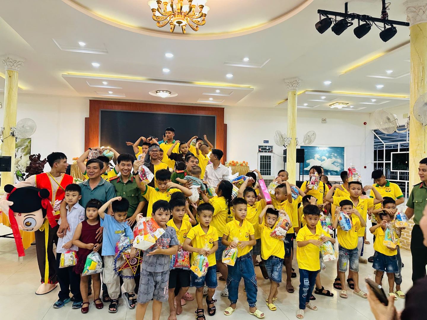 Tặng phần quà Trung thu cho các em đến từ mái ấm chù Phật Bửu