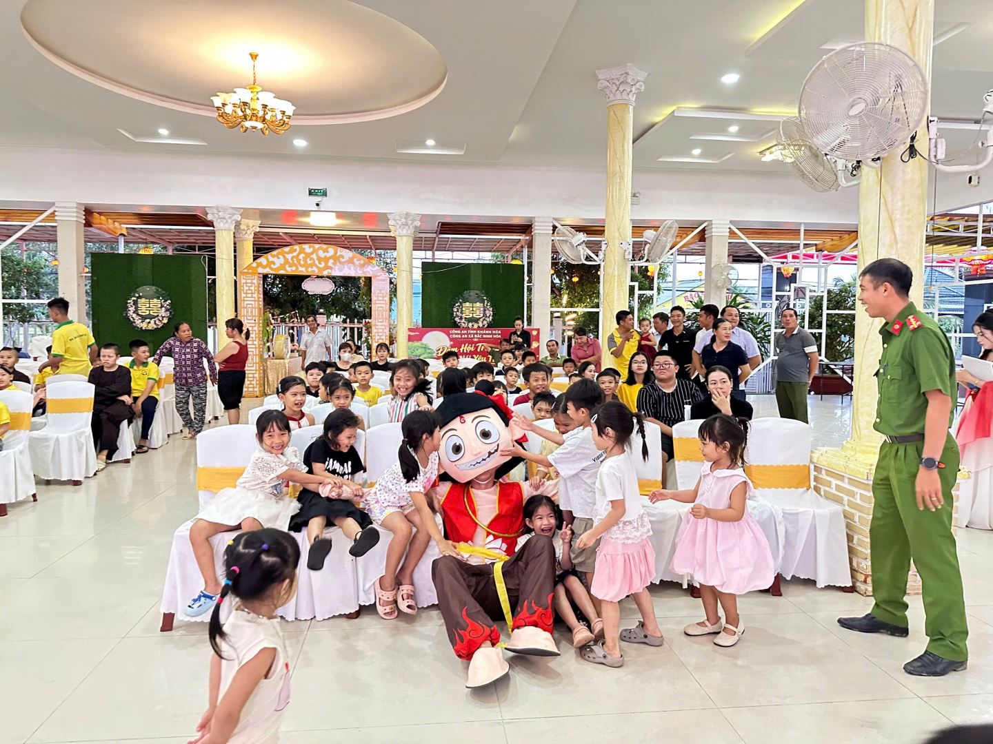 Các em nhỏ giao lưu cùng các nhân vật