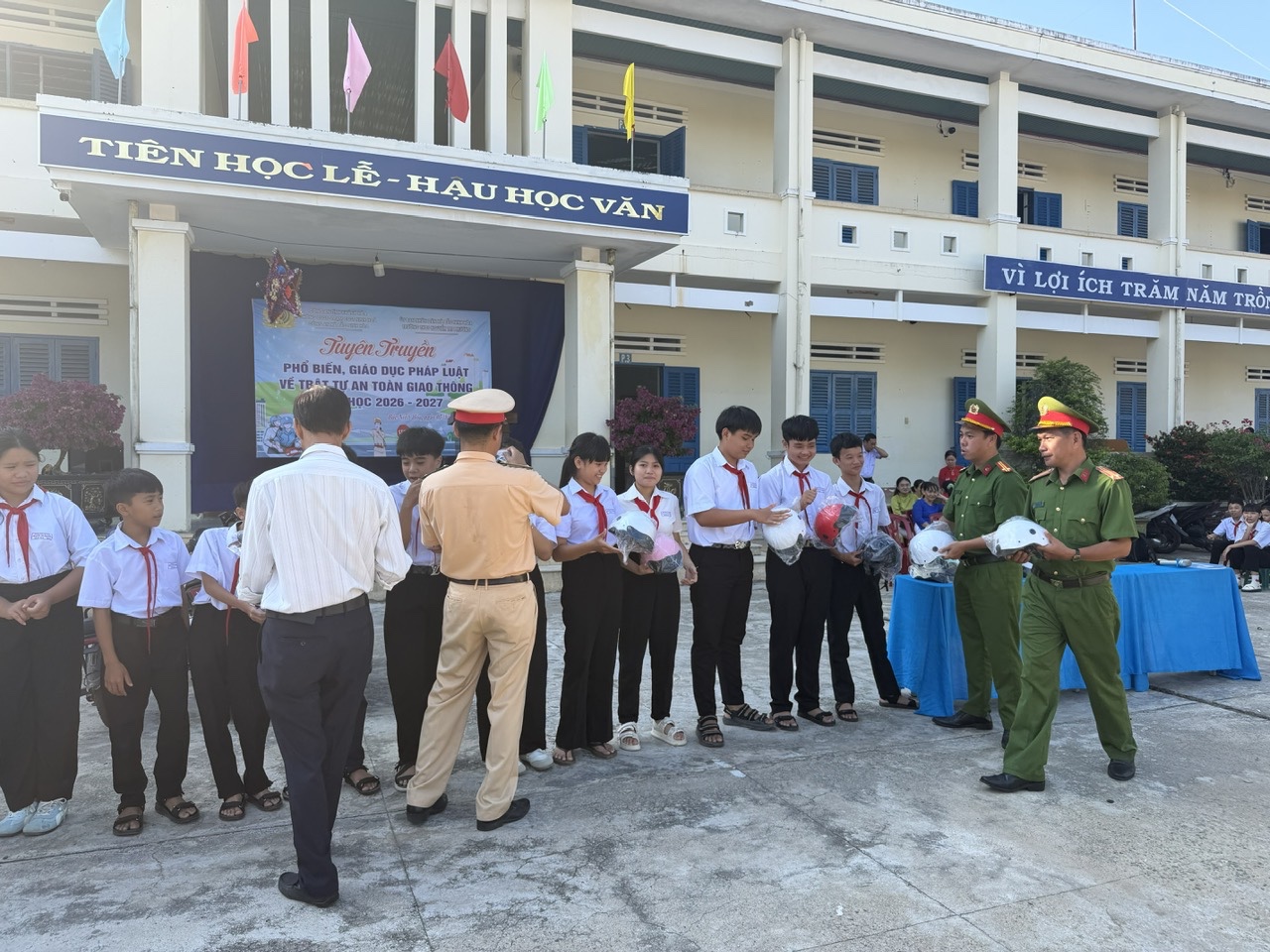 Lực lượng Công an tặng nón bảo hiểm cho các em học sinh