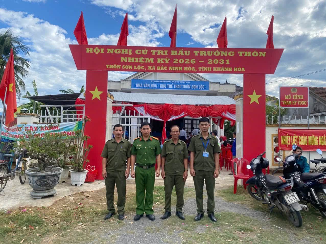 CBCS Công an xã tham gia bảo vệ ANTT ngày bầu cử trưởng Thôn