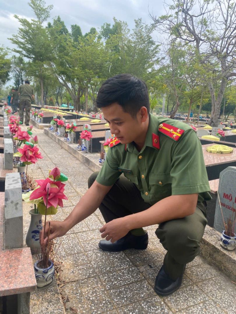 Lực lượng Công an xã Bắc Ninh Hòa dâng hương các Anh hùng liệt sĩ