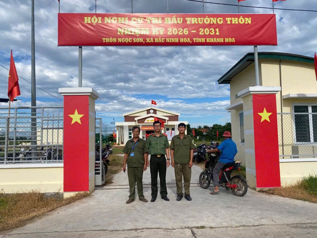 CBCS Công an xã tham gia bảo vệ ANTT ngày bầu cử trưởng Thôn