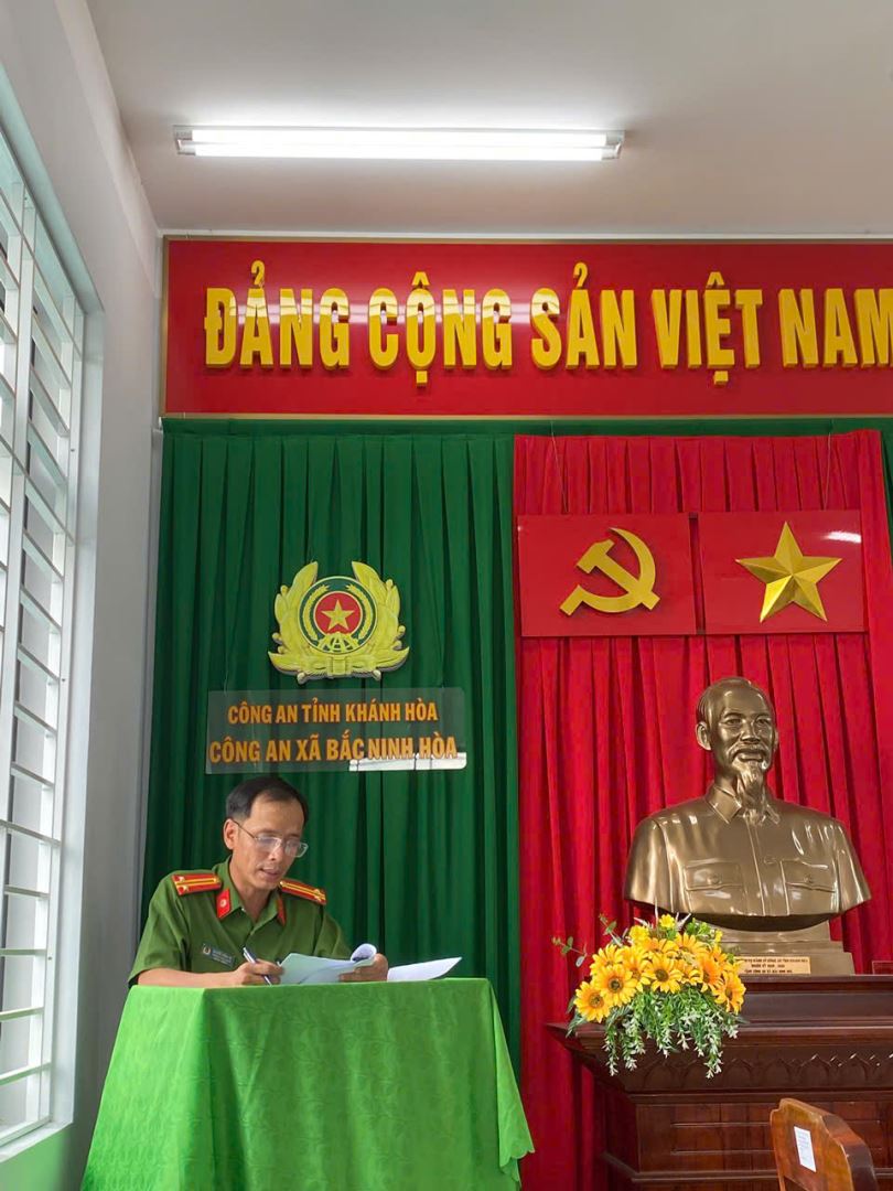 Đ/c Trung tá Nguyễn Minh Vũ - Trưởng Công an xã phát biểu khai mạc Hội nghị