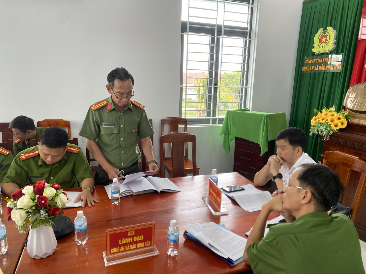 Đ/c Trung tá Nguyễn Huy Trung - Phó Trưởng Công an xã báo cáo kết quả Công tác Công an 6 tháng đầu năm