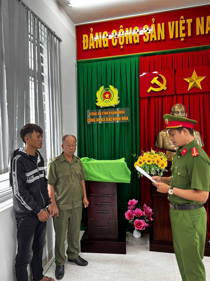 Cơ quan Cảnh sát điều tra tống đạt lệnh bắt bị can để tạm giam đối với P.T.Đại (áo đen)