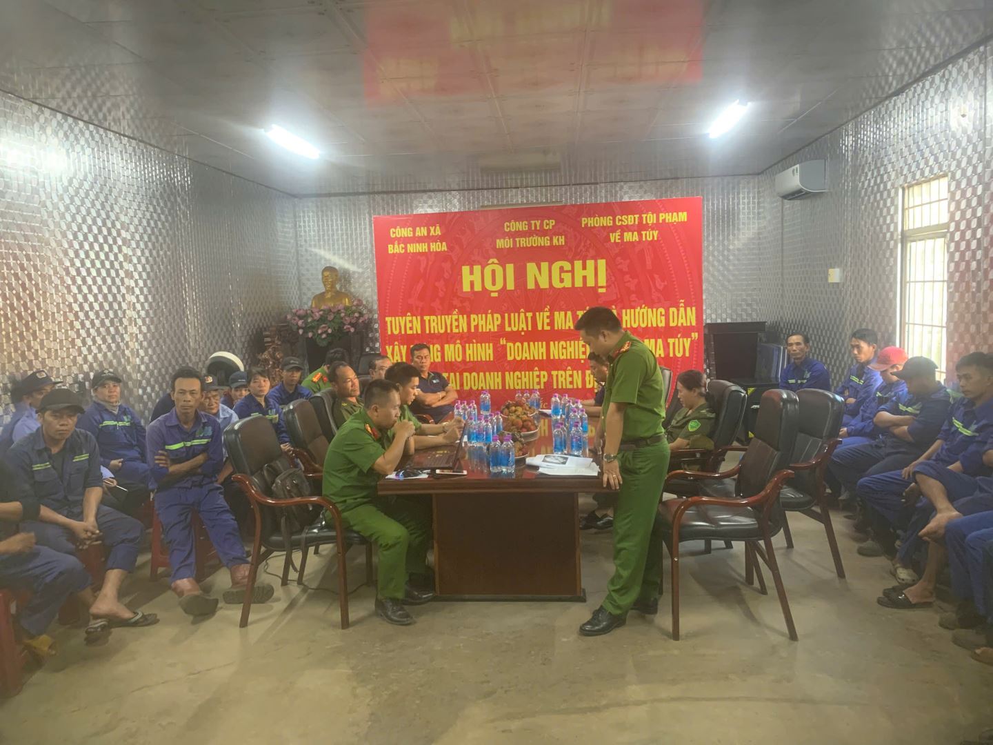 Công an xã Bắc Ninh Hoà tổ chức tuyên truyền, giáo dục pháp luật về phòng, chống ma tuý tại Công ty Cổ phần Môi trường Khánh Hoà