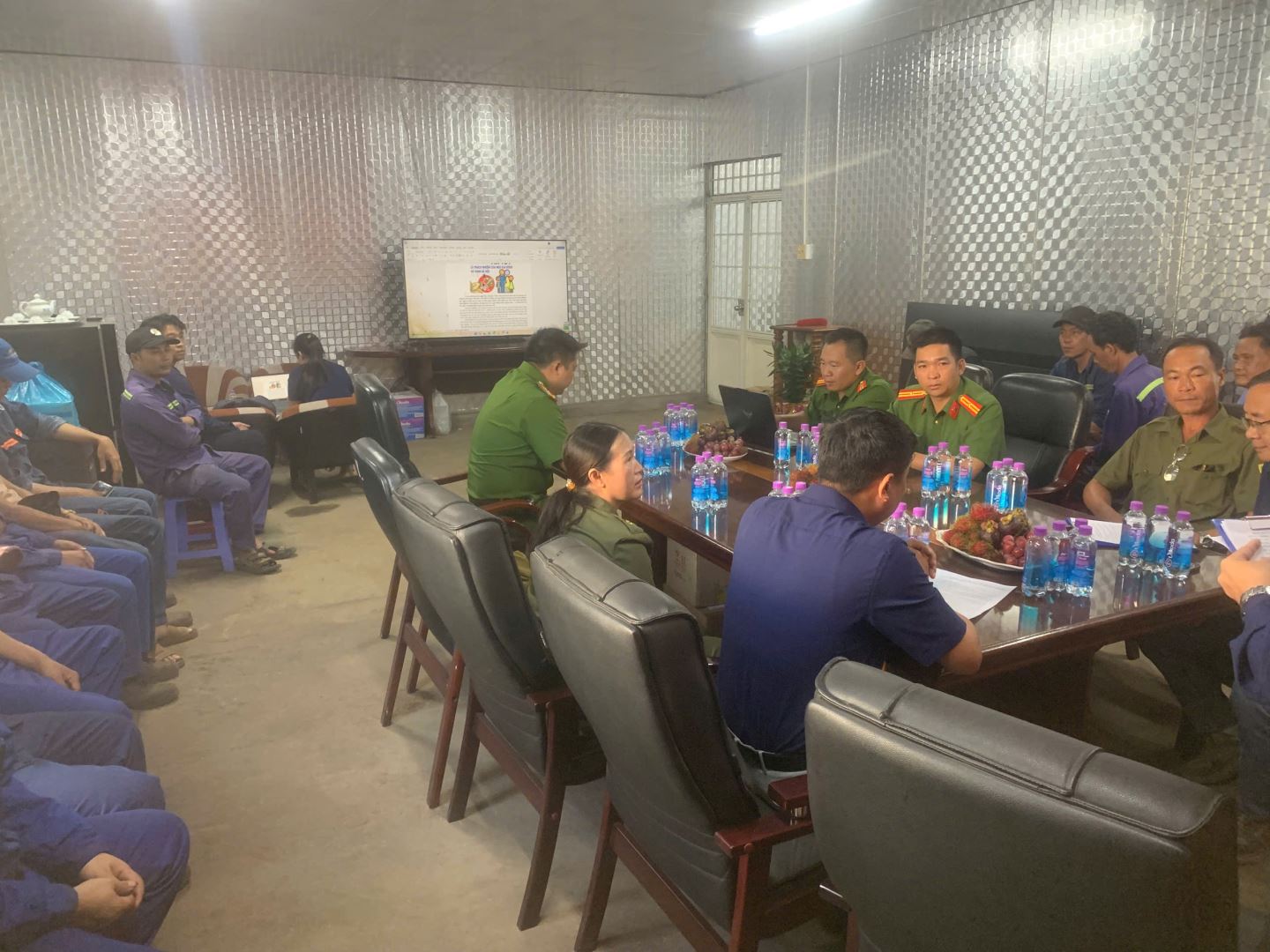 Công an xã phối hợp Công ty Cổ phần Môi trường tiến hành xét nghiệm chất ma túy trong cơ thể đối với người lao động tại Công ty