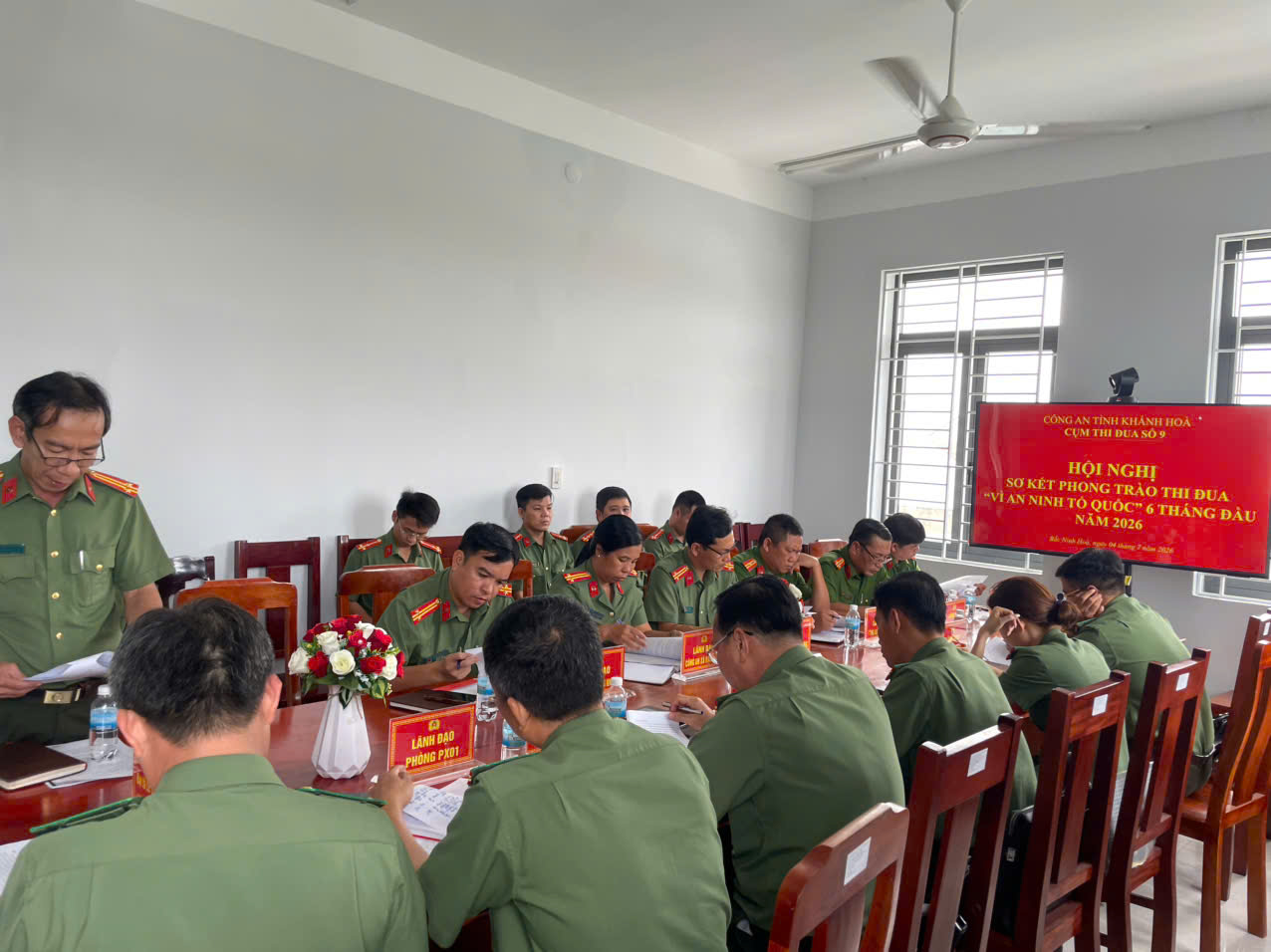 Công an xã Bắc Ninh Hoà (Cụm trưởng) trình bày báo cáo kết quả phong trào thi đua "Vì an ninh Tổ quốc" 6 tháng đầu năm 2026