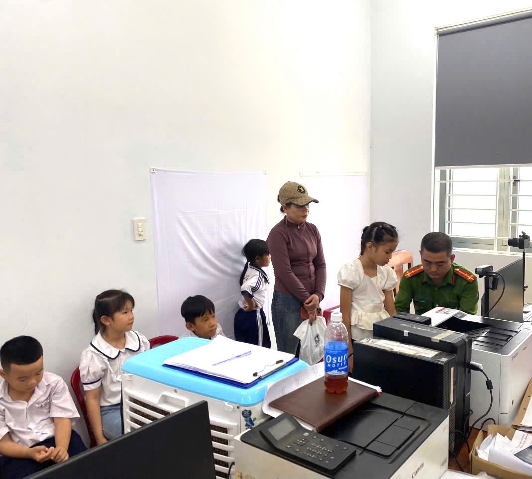 CBCS Công an tiếp công dân và tiến hành các thủ tục để cấp căn cước cho trẻ dưới 14 tuổi