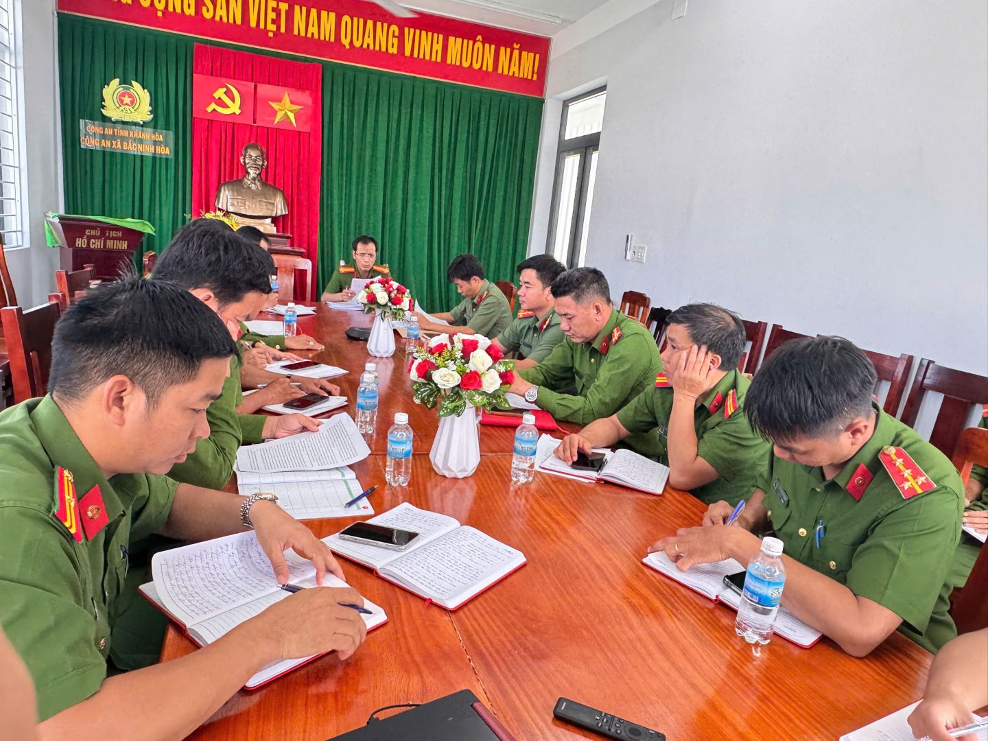 Đồng chí Bí thư Chi bộ chỉ đạo các nhiệm vụ cần thực hiện trong thời gian tới