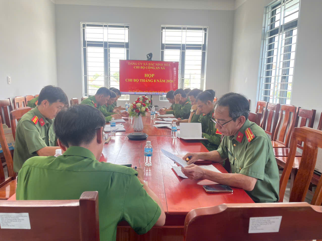 Đảng viên trong Chi bộ nghe báo cáo kết quả công tác Đảng trong tháng 7 năm 2026