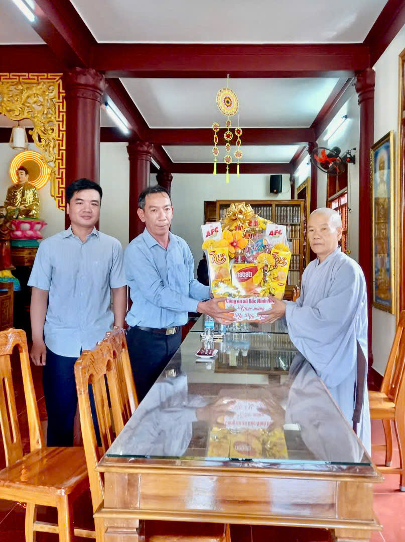 Đại diện Lãnh đạo Công an xã thăm, tặng quà tại chùa Lạc Sơn (thôn Ngọc Sơn)