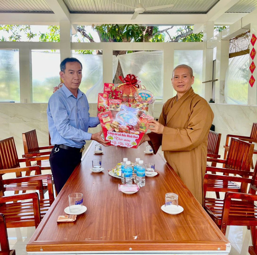 Đại diện Lãnh đạo Công an xã Bắc Ninh Hoà thăm, tặng quà tại chùa Viên Ngộ (thôn Ninh Ích)
