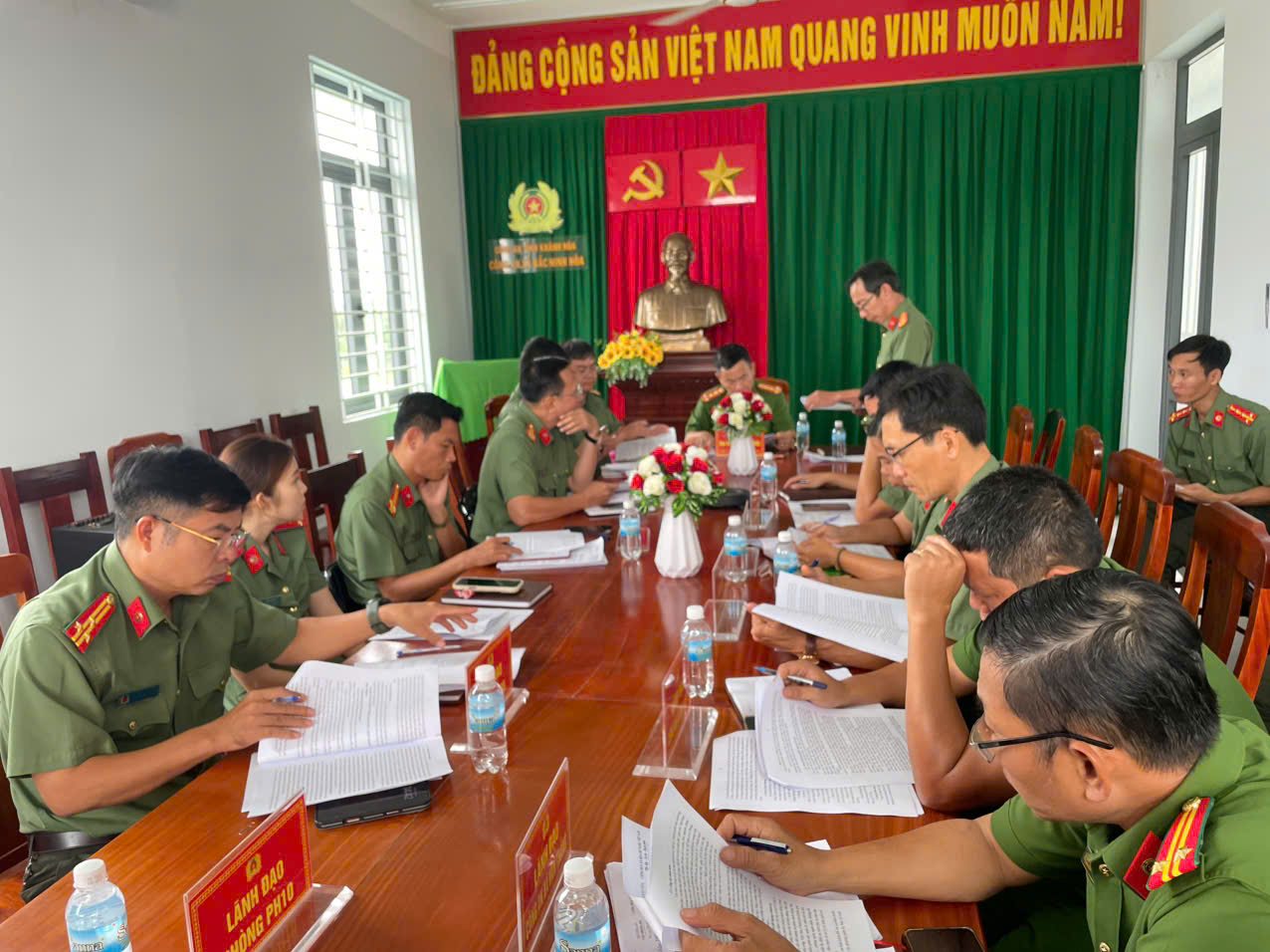 Đồng chí Đại tá Lê Quang Đồng - Phó Giám đốc Công an tỉnh nghe các đơn vị trong Cụm thi đua số 9, báo các kết quả công tác đã thực hiện trong 6 tháng đầu năm 2026