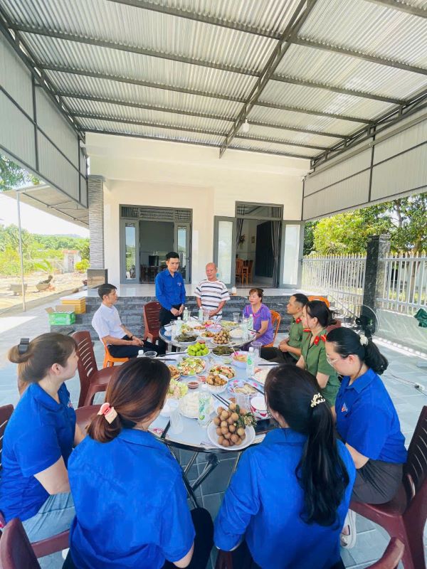 Bữa cơm tại nhà đồng chí Lê Văn Bình