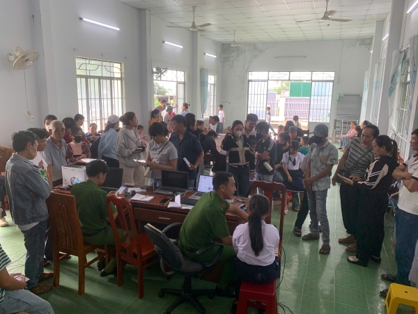 Quang cảnh thu nhận hồ sơ cấp căn cước cho công dân trên địa bàn xã Cam An sáng ngày 31/8/2026