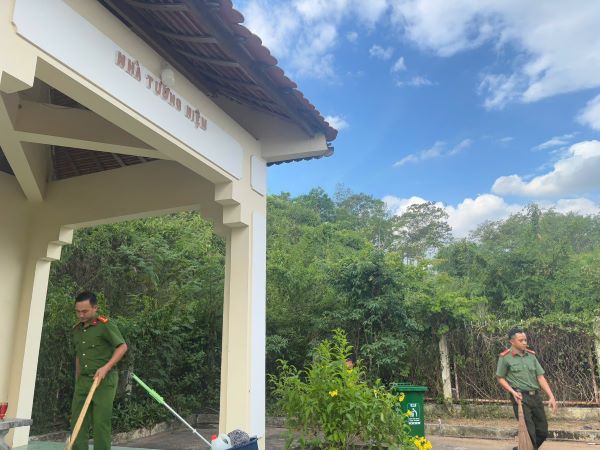 Đoàn viên, thanh niên vệ sinh Đài Liệt sĩ