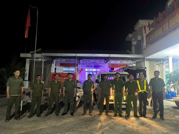 Công an xã cùng lực lượng tham gia bảo vệ an ninh, trật tự ở cơ sở tham gia tuần tra