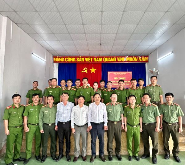 Các đồng chí lãnh đạo, đại biểu và cán bộ chiến sĩ chụp hình lưu niệm