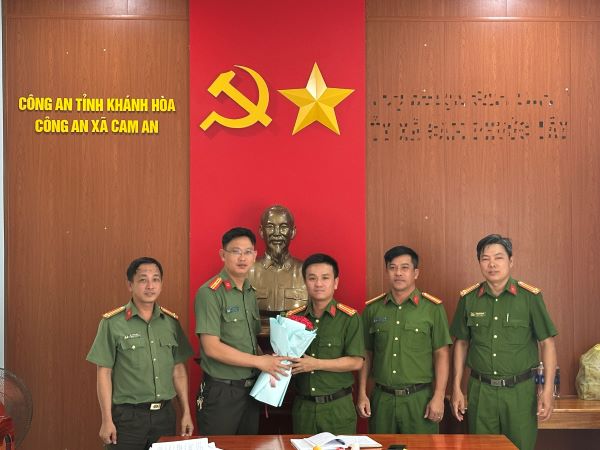 Chỉ huy Công an xã tặng hoa chúc mừng Ngày truyền thống lực lượng Cảnh sát nhân dân